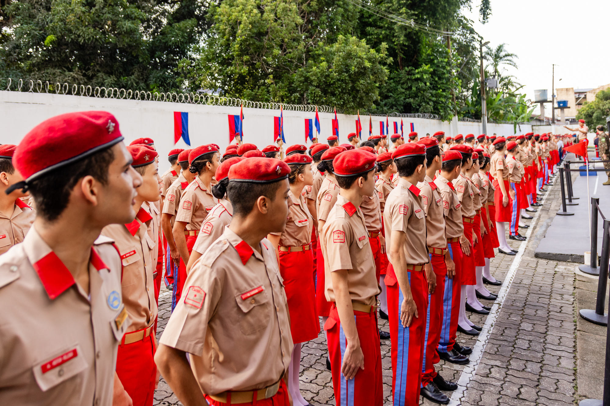 Alunos aprovados nos colégios militares de Belém em uniforme